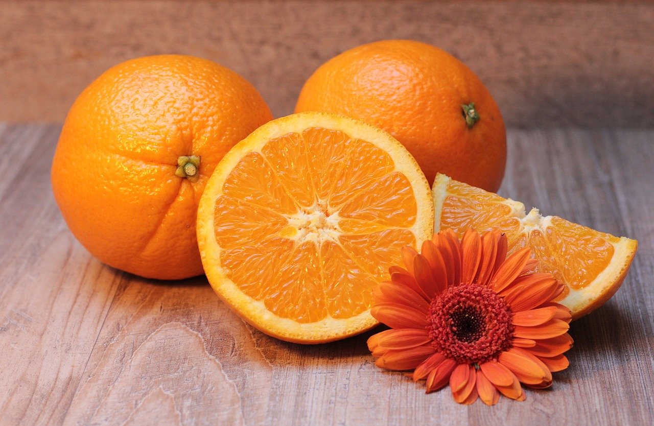 ¿Conoces todos los beneficios y propiedades de la naranja? Descubre cómo la fruta estrella de temporada fortalece tu organismo