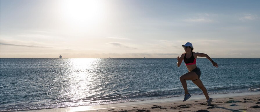 ¿Correr por la arena de la playa? Cómo evitar lesiones